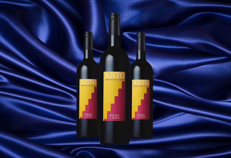 The nose of this Quinta do Crasto wine reveals elegant red fruit aromas. On the palate, you notice fleshy, silky tannins and exotic tropical fruit notes. 