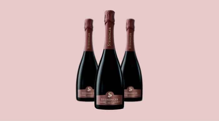 The secondary fermentation is completed directly in the bottles, and the result is a charming sparkling red wine.