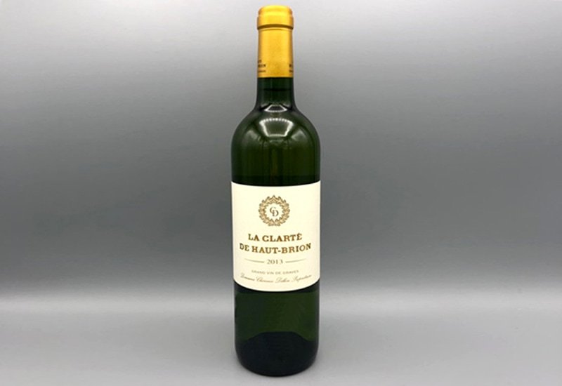 The La Clarte de Haut Brion Blanc 2013 has a lighter-bodied mouth feel and displays more citrus elements, ending with a powerful finish of acidity and fruit.