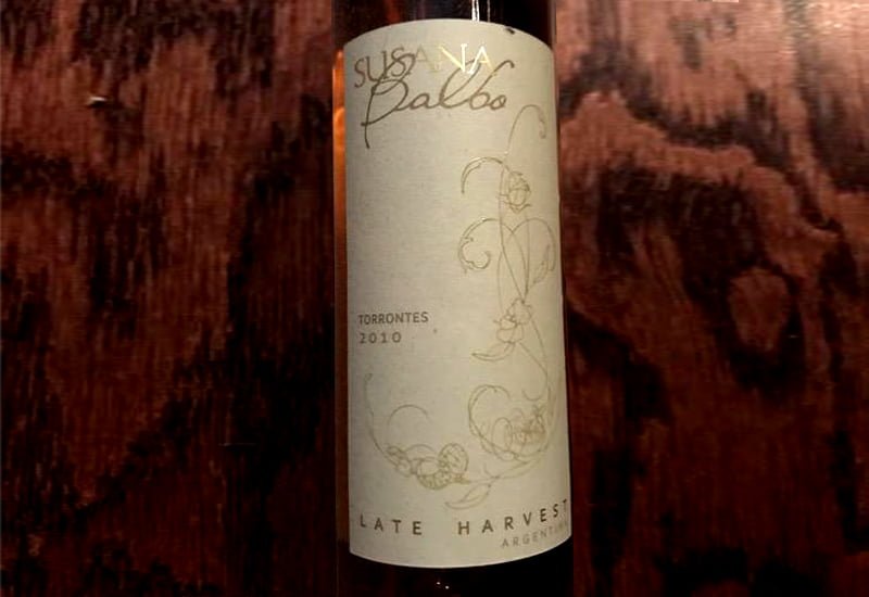 2010 Dominio del Plata Susana Balbo Late Harvest Torrontes is a full-bodied white wine with aromas of jasmine, rose, lemon, honey, and spices, making it a perfect choice for sangria.