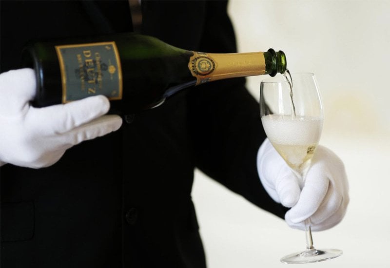 How to pour a glass of Champagne