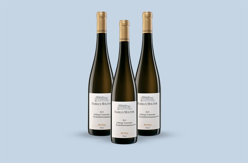 The nose of the 2013 Markus Molitor Zeltinger Sonnenuhr Riesling white wine gives off rich honey, butter, and apricot aromas. The palate has a punch of fruit flavors with volatile acidity.