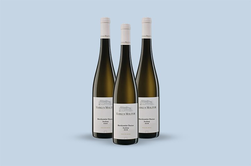A white capsule Riesling by Markus Molitor, this 2017 vintage is best described as rich, deep, and flinty. 