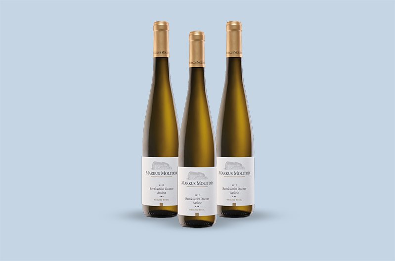 The 2016 Markus Molitor Bernkasteler Doctor Riesling Auslese is a complex and layered wine with herbaceous and flinty notes.