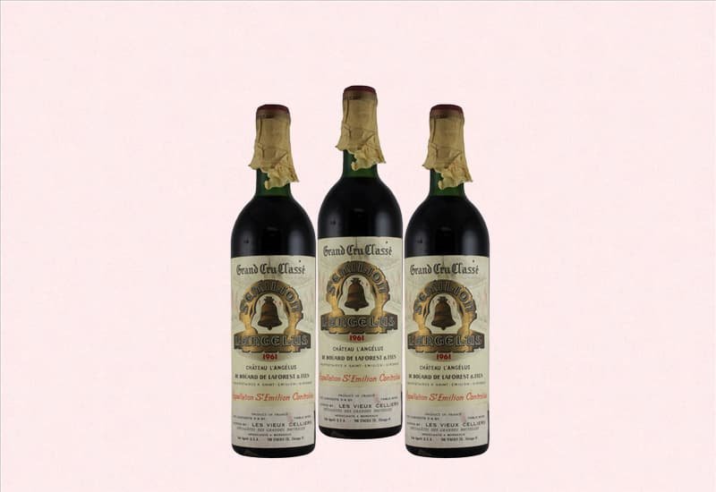 The first pour of the Chateau Angelus 1961 reveals a lovely, dark opaque burgundy hue. Fragrant and complex, expect notes of cedar, herbs, tobacco and coffee. 