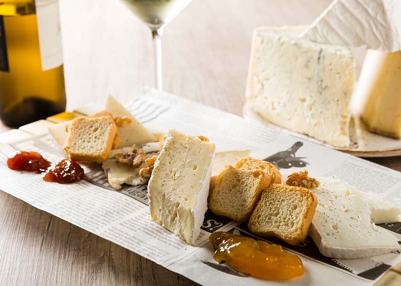 Bourgogne Chardonnay with cheeses