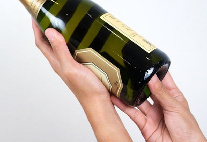 How- to-Pour-Champagne-4.jpg