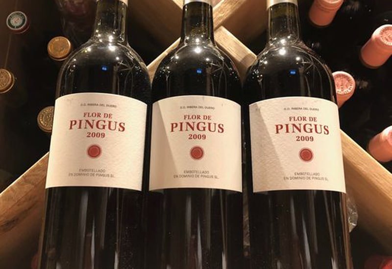 The excessive tannins of Dominio de Pingus wines give them an aging potential of 10-15 years. They develop delicious flavors as they mature. Flor De Pingus 2009