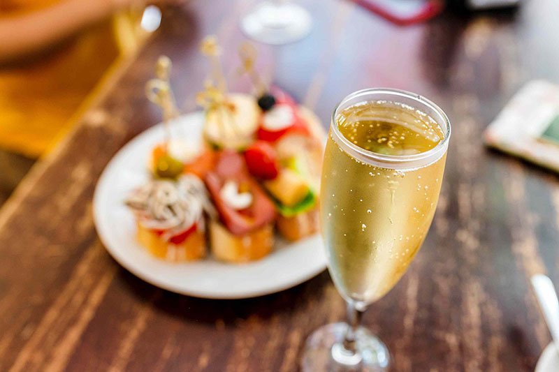 Sparkling Spanish Wine with food