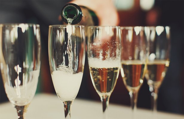 A Good Champagne for Mimosas: Top Picks for Bubbly Brunches