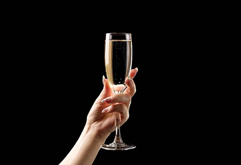how-to-hold-a-champagne-glass-elegantly-2.jpg