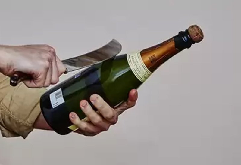 how-to-saber-champagne-6.jpg