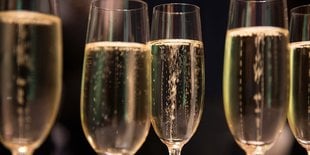 Prosecco vs Champagne: 8 Key Differences, 10 Best Wines (2021)