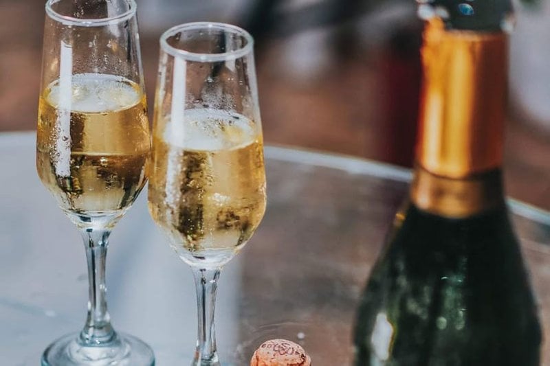 Prosecco vs Champagne: Sparkling white wine