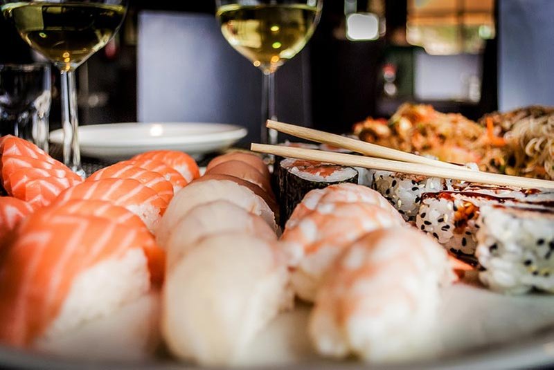 White wine with salmon and shrimp sushi.